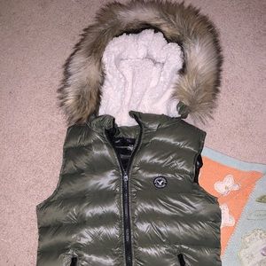 American Eagle vest w hood